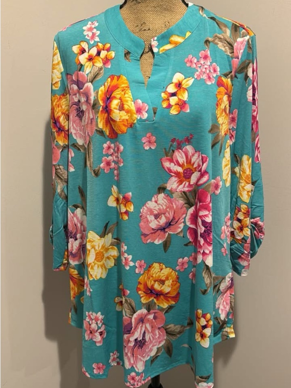 NWT Dear Scarlett Floral Split-Neck Tunic Top - Teal/Mint Floral